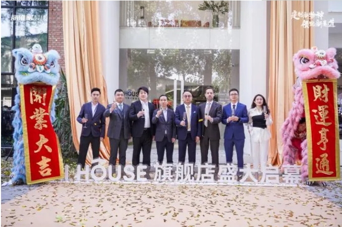 4月26日，利维发布了一款定制家庭新产品， 在成都伏坦的“利维家居生活馆”。生活图书馆有两个系列的Liviler加生命厅和Hi House。
