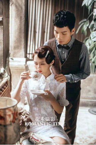 你认为爱可以填补生活的遗憾，然而， 更遗憾，笨拙就是爱。没有完美的爱，爱是一种可以进入婚姻的爱的习惯。然后住宿然后保留和陪伴。在婚姻中工作尤其庄严，一群美丽的婚礼照片，确定幸福生活的开始，这是一种珍贵的浓厚礼物，用于水流到水中 - 最美丽的爱。